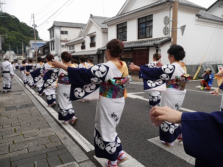 女性の踊り.jpg