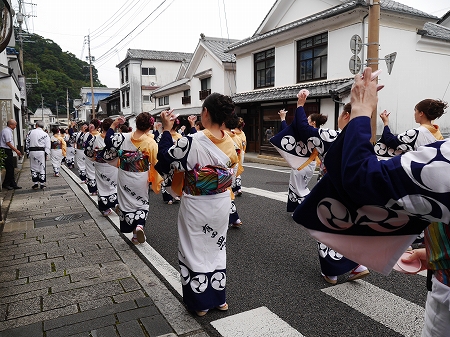 女性の踊り2.jpg